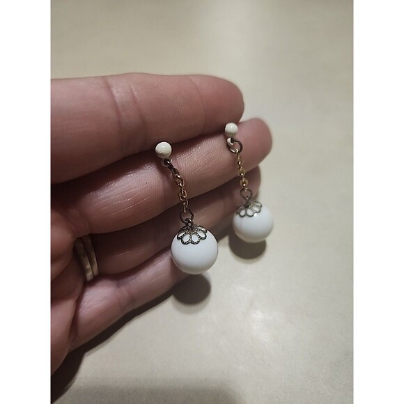 Vintage White Bead Dangle Stud Earrings Gold Tone Retro Jewelry - Picture 2 of 5